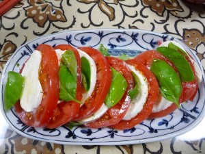トマトとモッツァレラのカプレーゼ　完成品２