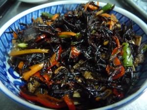 赤パプリカとひじきの煮物完成品